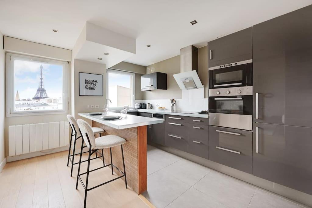 Eiffel Tower View - Charming Artist - Gethosted Apartment *