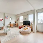 Eiffel Tower View - Charming Artist Apartment - Gethosted