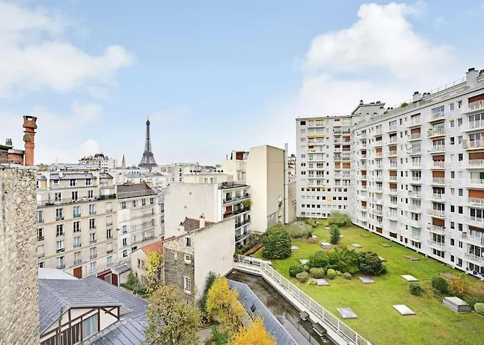 Eiffel Tower View - Charming Artist Apartment - Gethosted