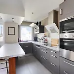Eiffel Tower View - Charming Artist Apartment - Gethosted