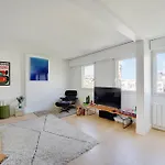 Eiffel Tower View - Charming Artist Apartment - Gethosted